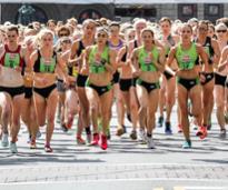 women running in 5k