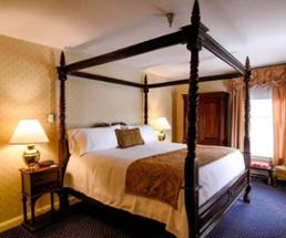 four poster bed in hotel room
