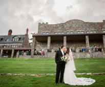 A couple poses in front of the Inn at Erlowest