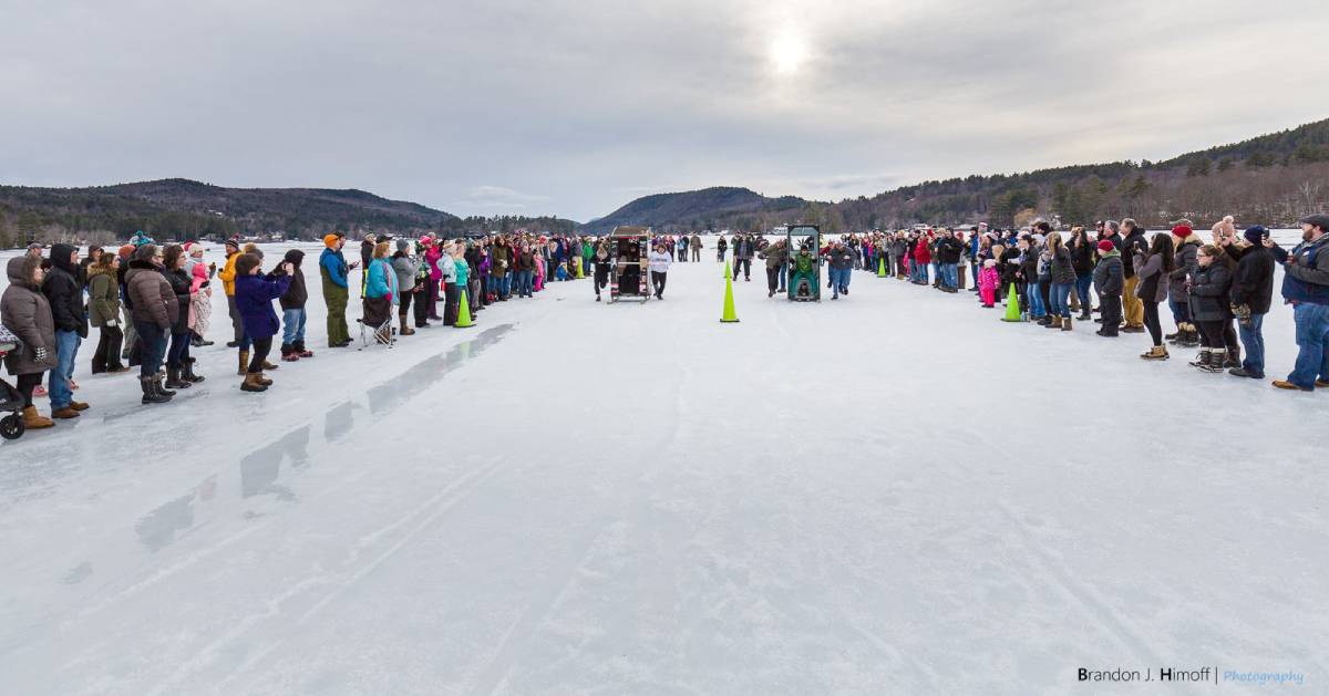 crowd on ice