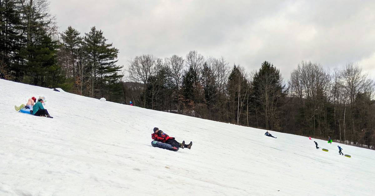 people snow tubing