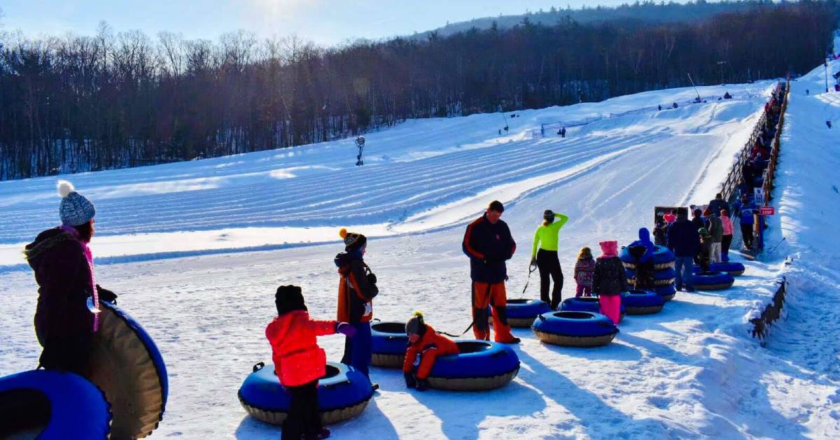 people lined up for snowtubing