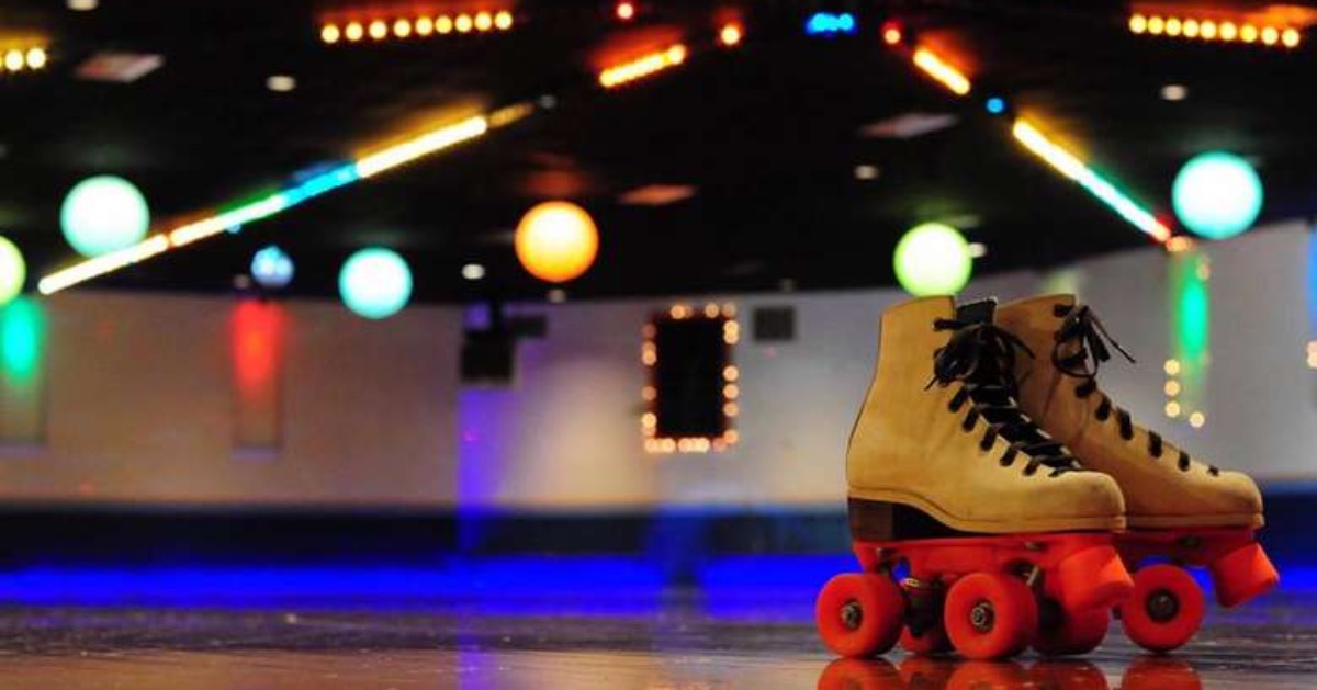 rollerskates in a rink