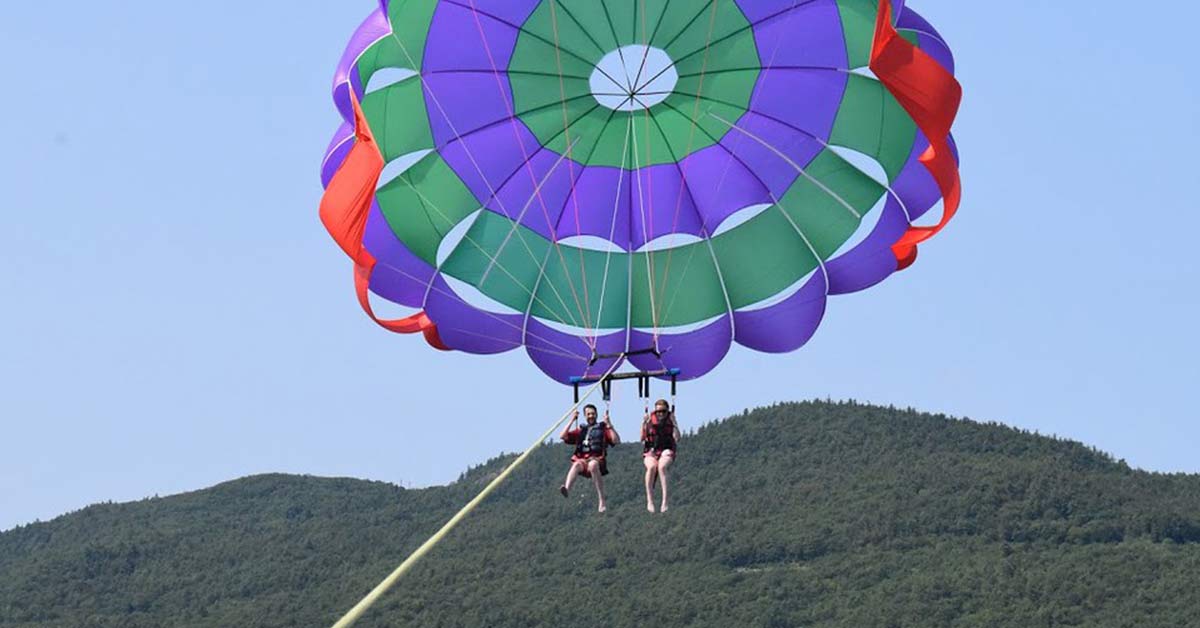 couple parasails