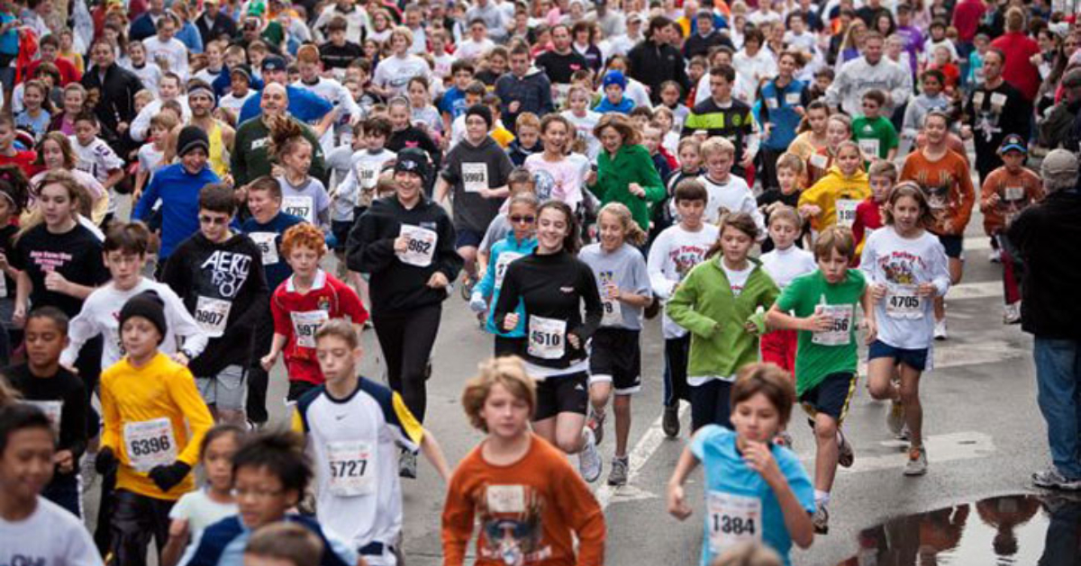 large crowd running at the troy turkey trot