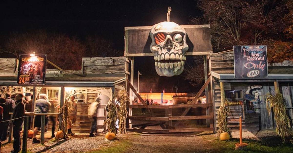 large skull at entrance of halloween hayride attraction