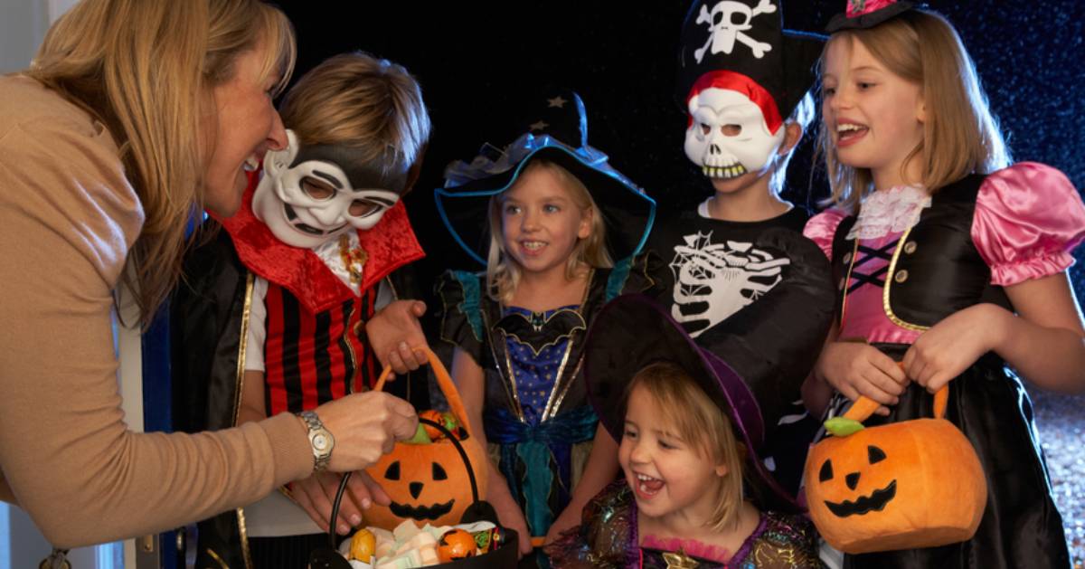 kids trick-or-treating