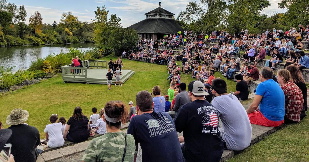 crowd watching a sasquatch calling contest