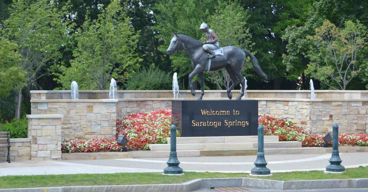 horse racing statue with the words Welcome to Saratoga Springs below it