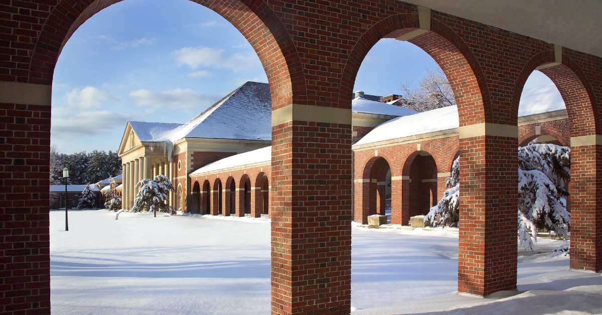 snowy Saratoga state park and building