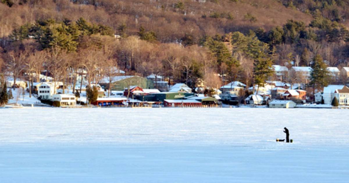 ice angler on the ice