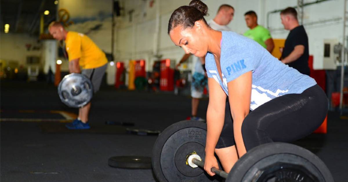 people lifting weights