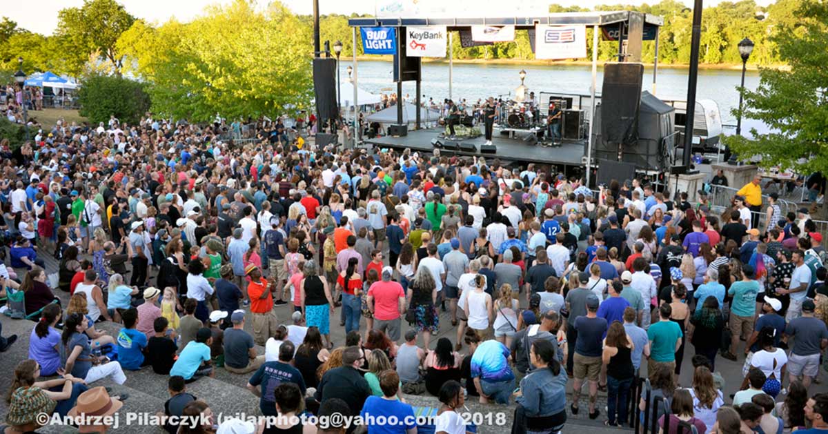 crowd at alive at five