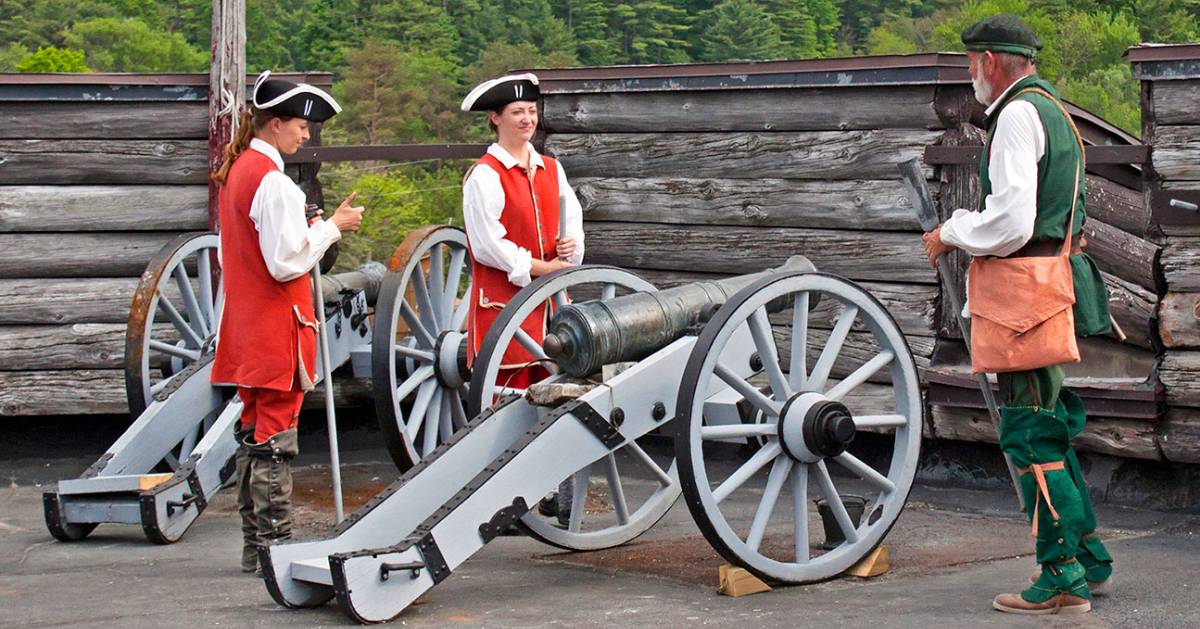 Fort William Henry actors and cannons