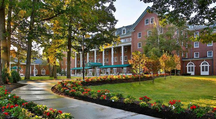 the outside of the Gideon Putnam with lush grass and beautiful plants