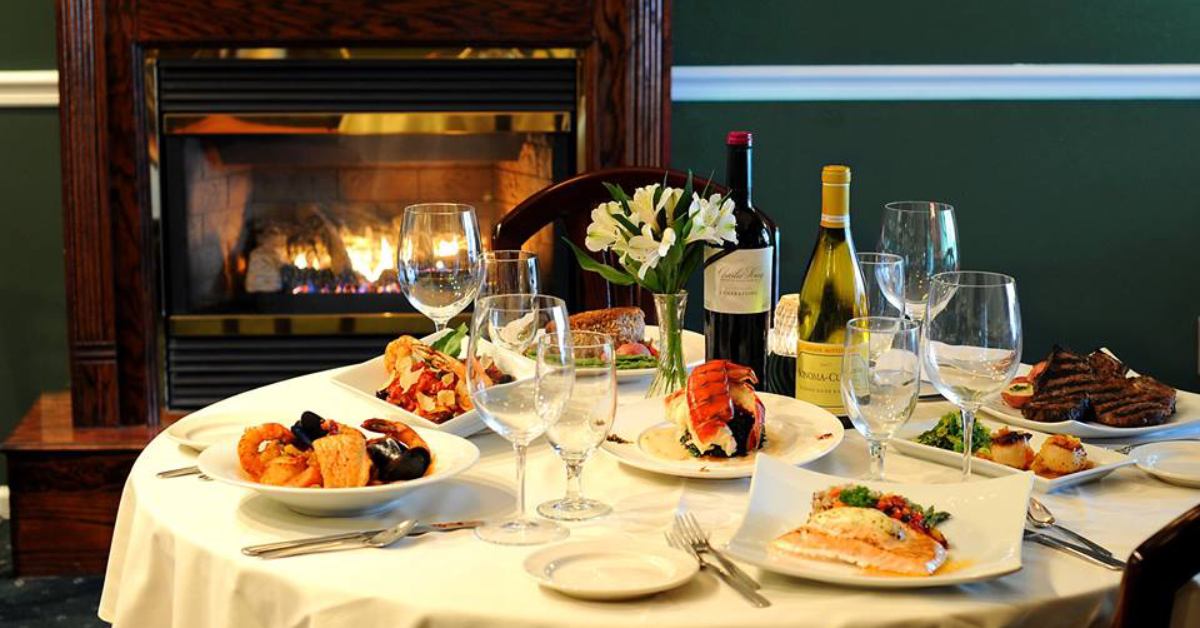 a table at lake ridge full of entrees and wine glasses