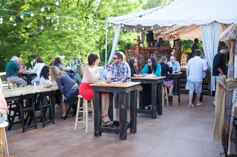 The patio at Saratoga Winery