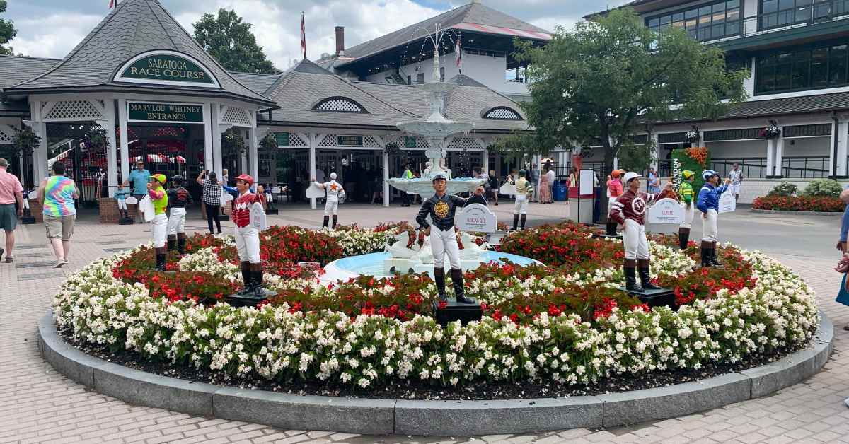 entrance to saratoga race course with fountain and jockey statues