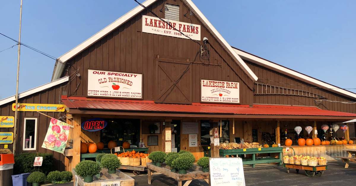 exterior of lakeside farms