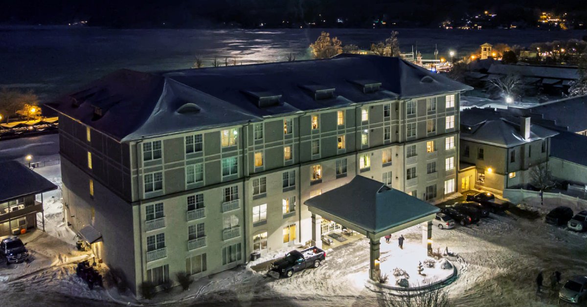 exterior of fort william henry hotel in lake george at night, in winter