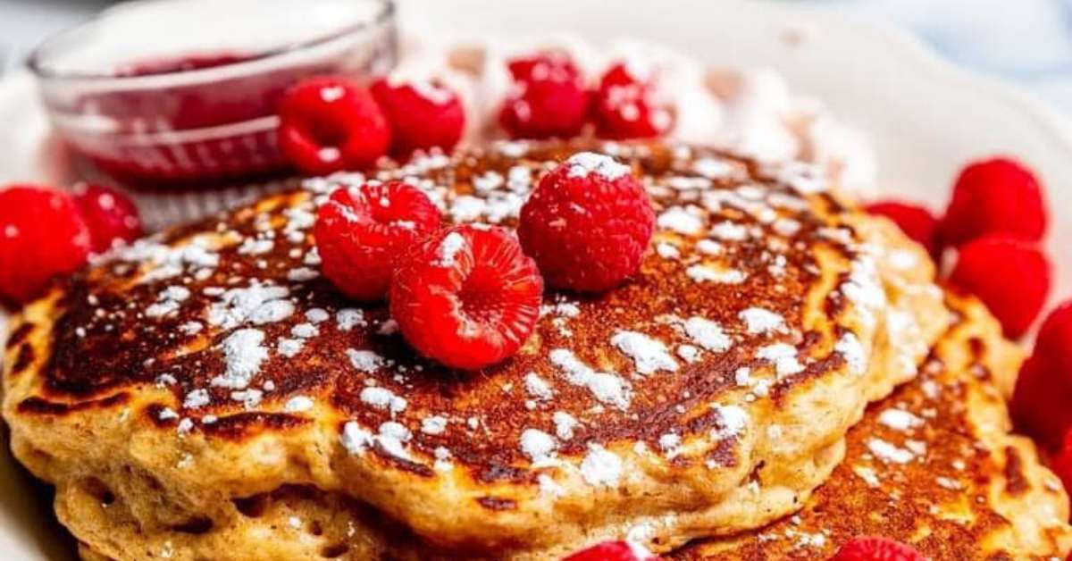 pancakes with raspberries and powdered sugar