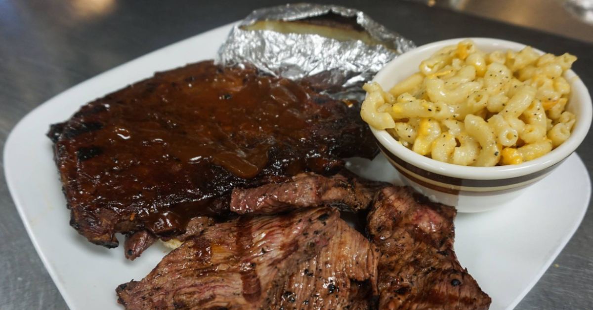 bbq on a plate with mac and cheese