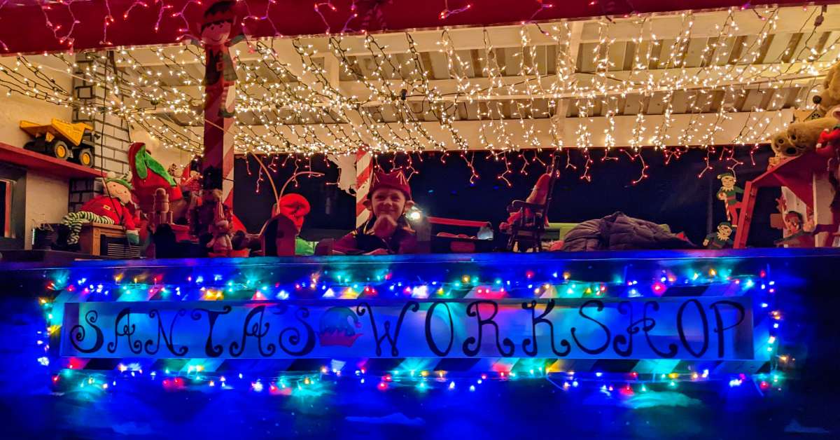 kids on a stantas workshop float in parade