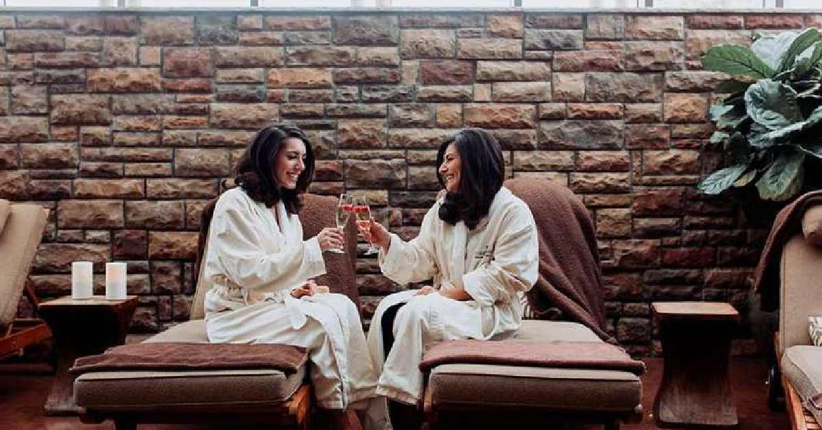 2 women at spa with champagne 