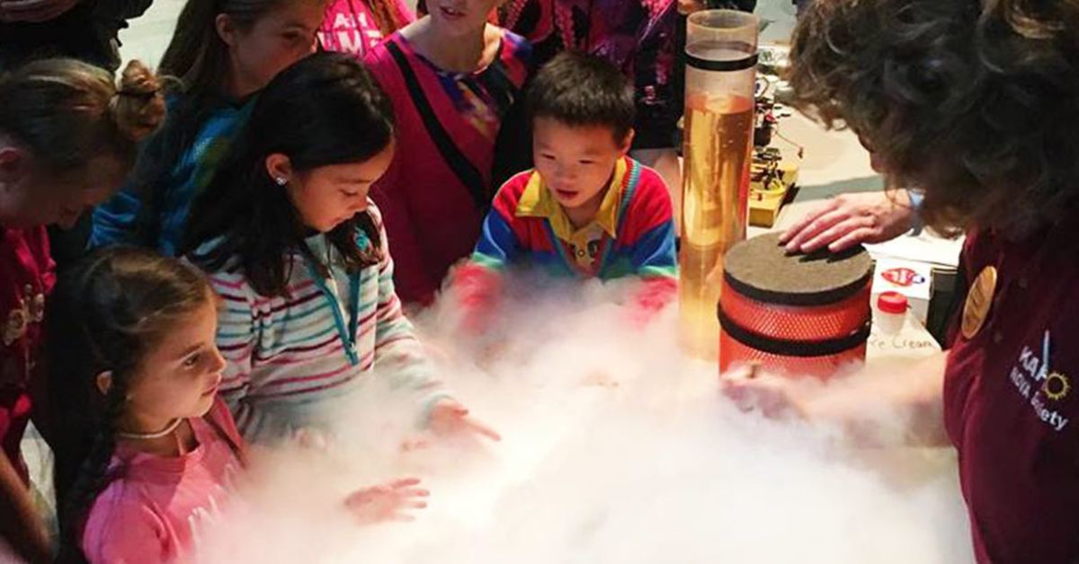 kids checking out a foggy science experiment