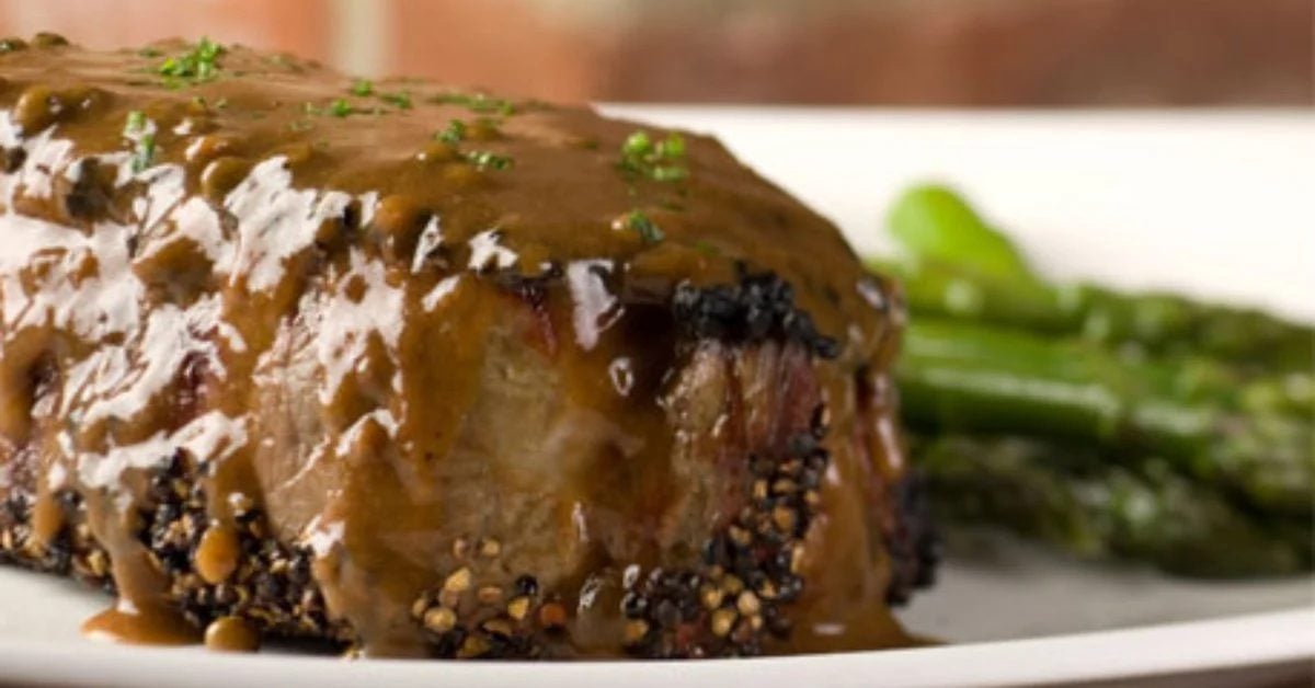 steak with gravy and asparagus