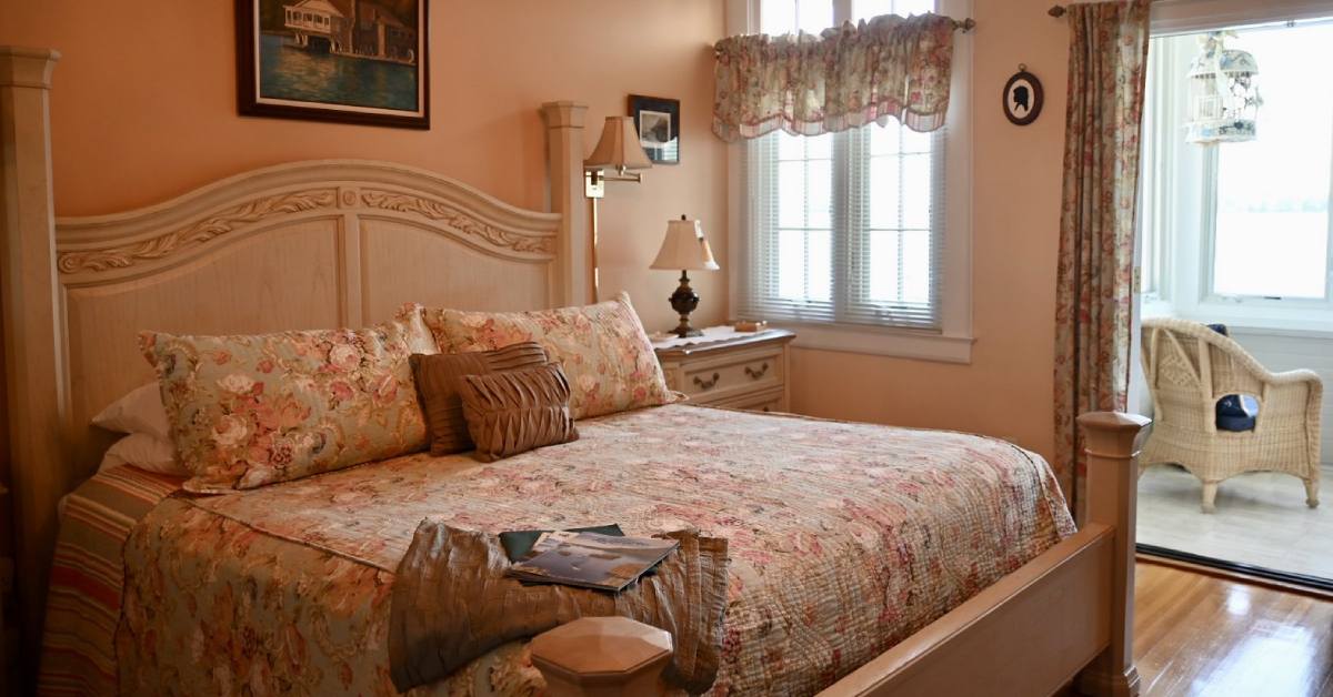 guest room at boathouse waterfront lodging