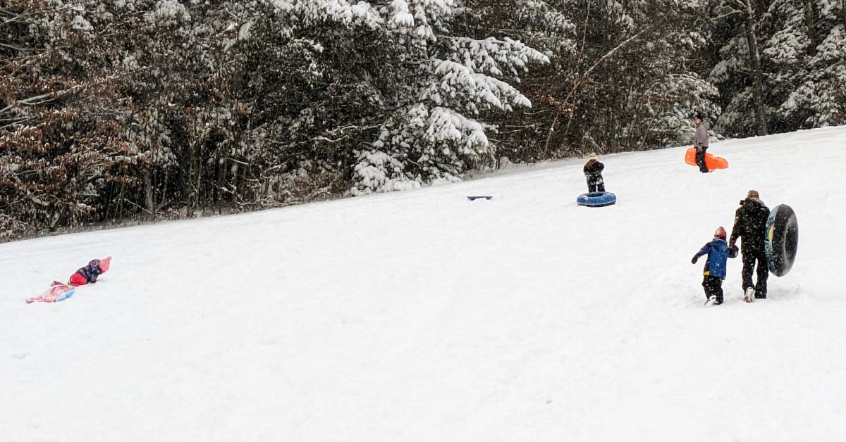 people snow tubing