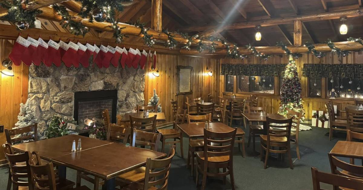 long horn restaurant near lake george decorated for christmas