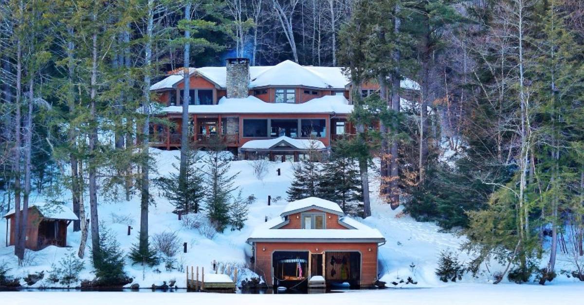 exterior of fern lodge in chestertown in winter