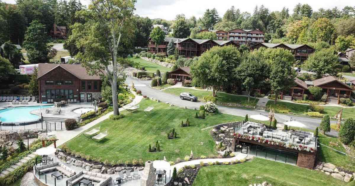 aerial view of a lodging property with townhouses