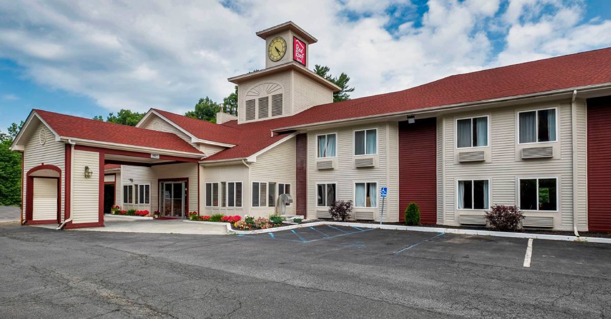 exterior of red roof inn in clifton park