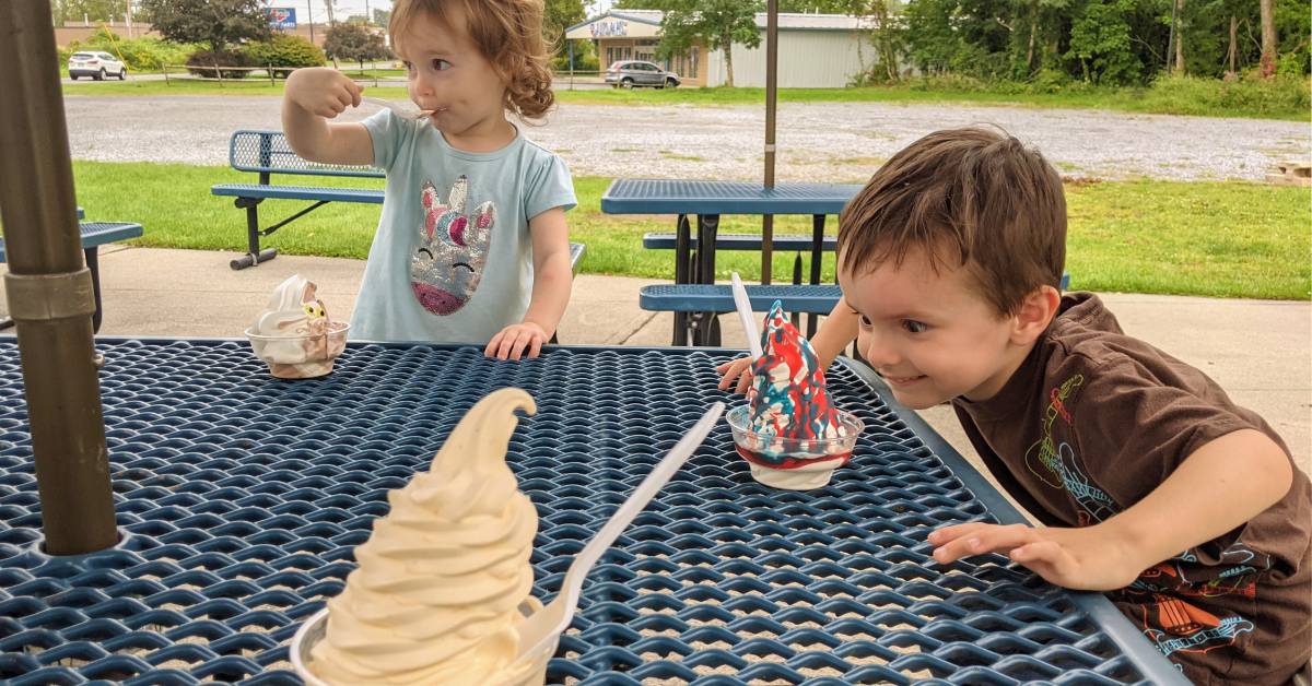 kids eat ice cream at rob and deb's in glens falls
