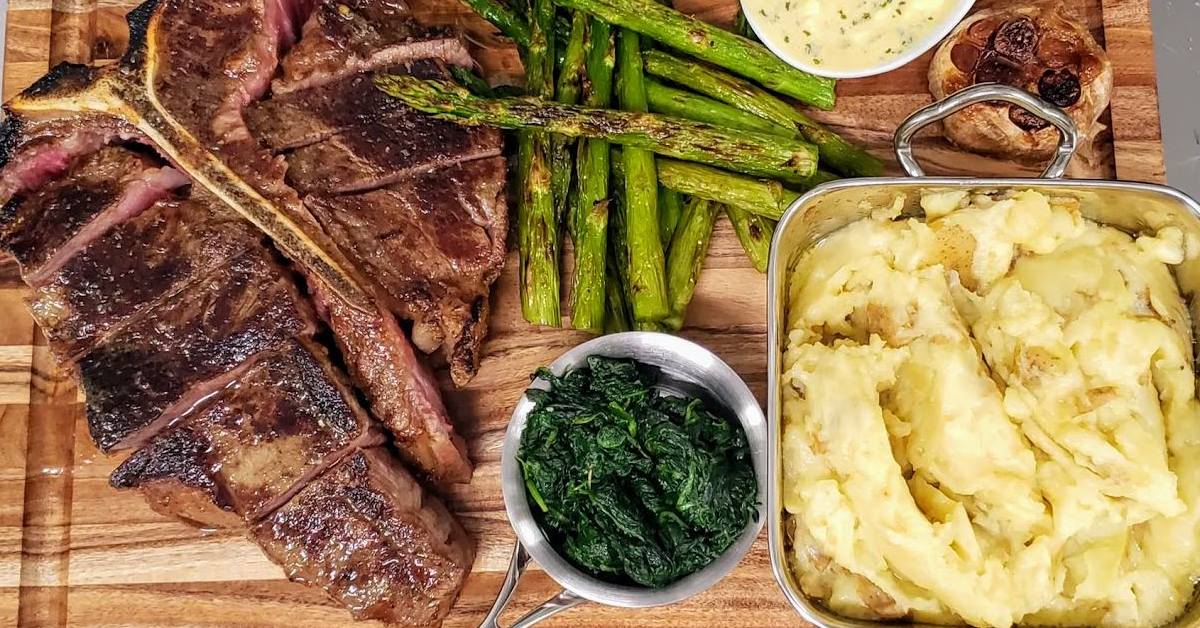 steak, asparagus, mashed potatoes