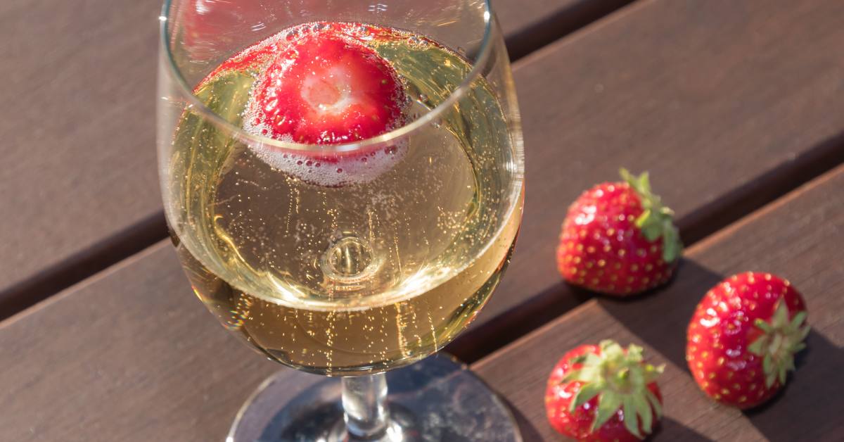 strawberry in wine, strawberries next to wine