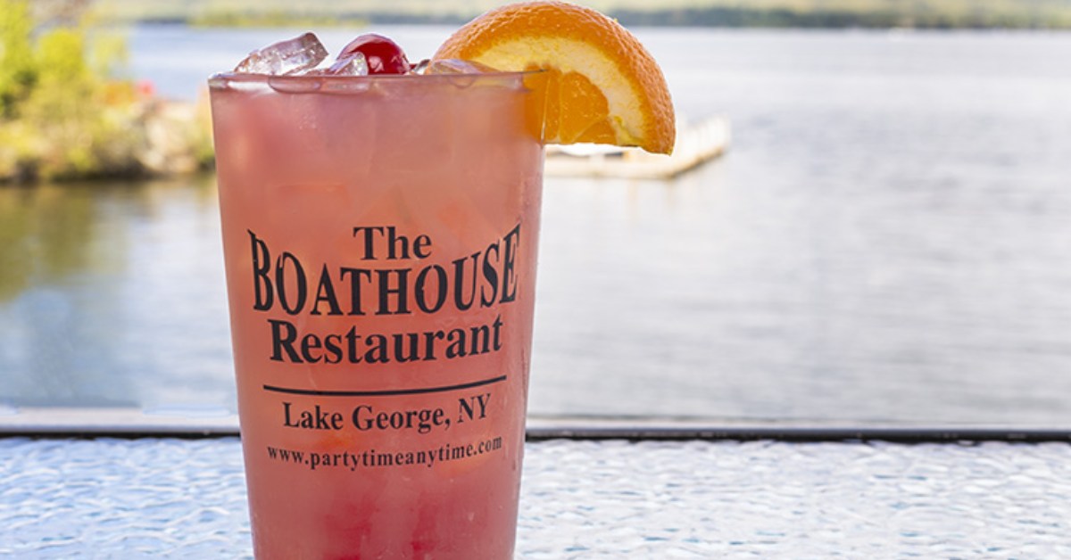 boathouse restaurant cocktail with lake in the background