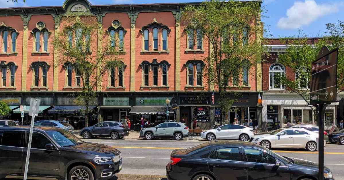 Street view of downtown Saratoga