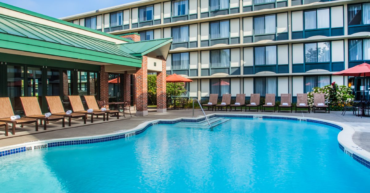 exterior of holiday inn saratoga with outdoor pool