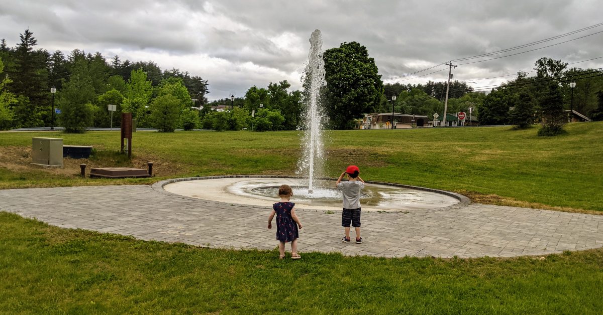 kids by fountain