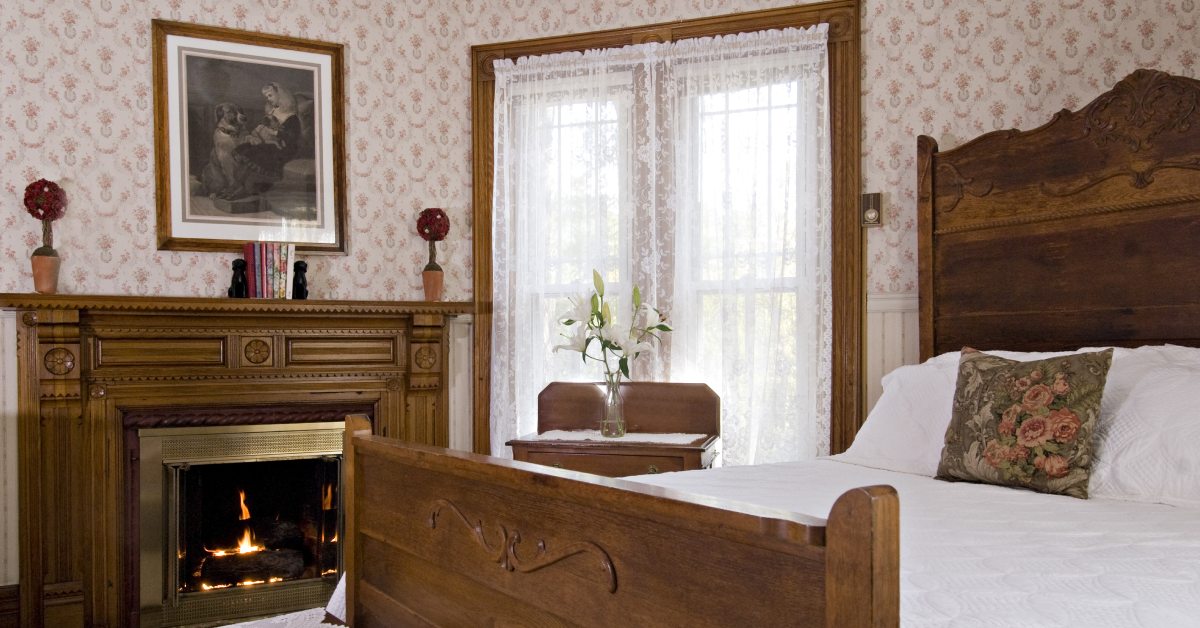 rockwell falls inn bedroom with fireplace