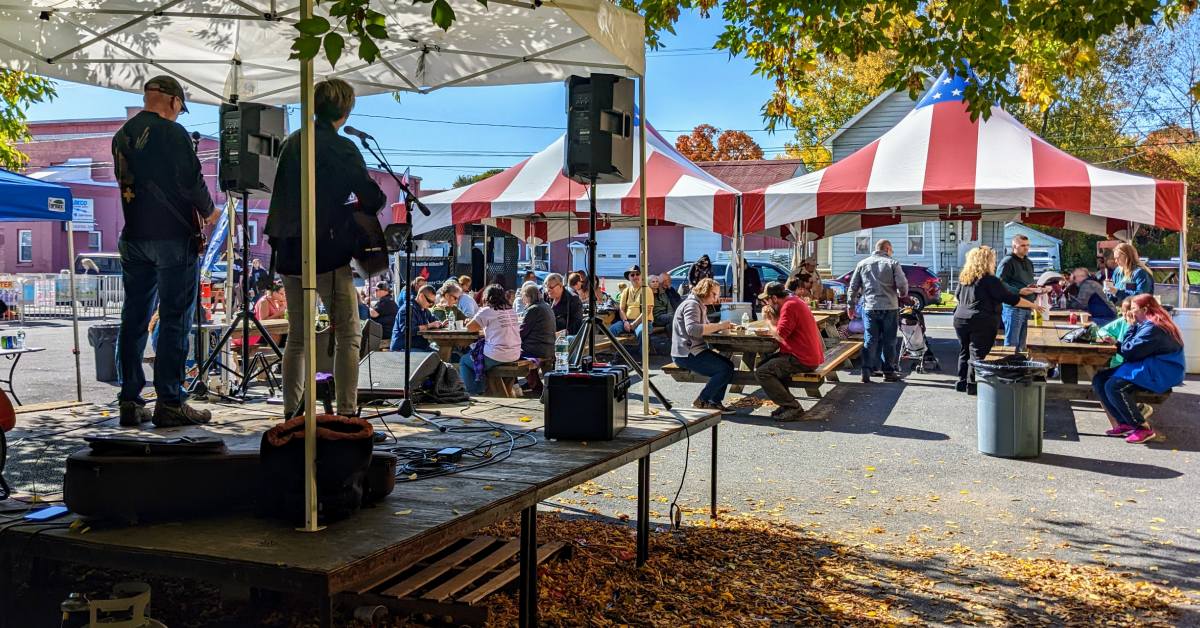 live music at the apple vs pumpkin festival