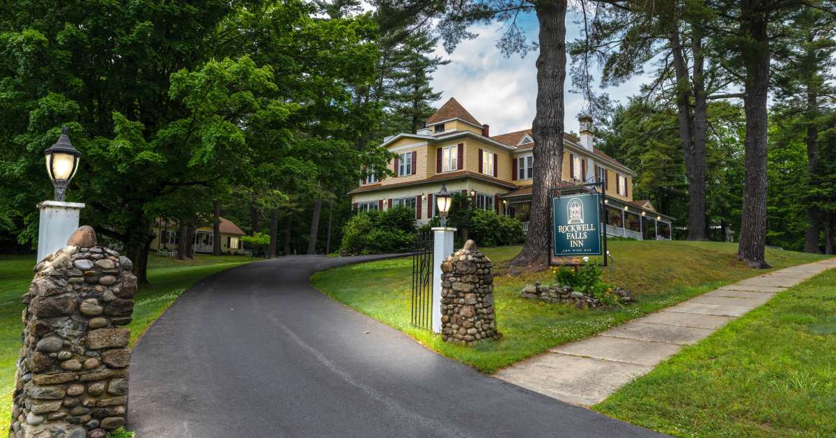 exterior of rockwell falls inn