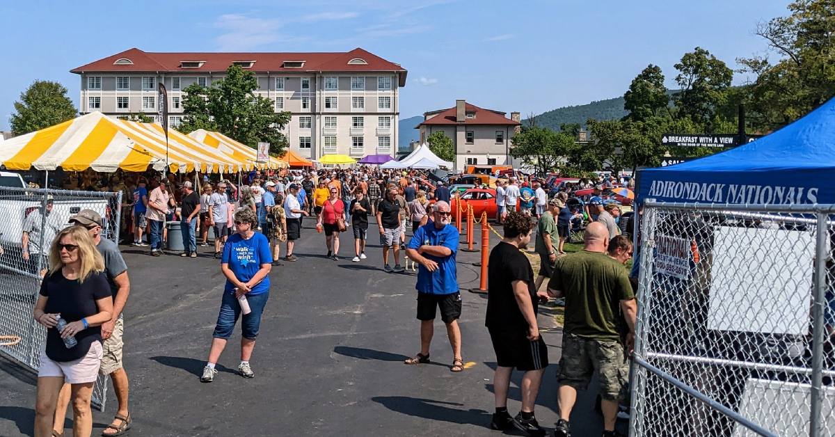 crowd at fort william henry at adirondack nationals