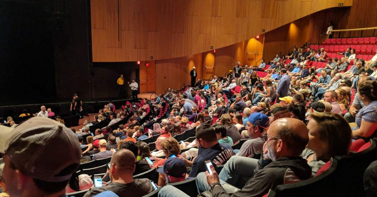 audience in an indoor theatre room