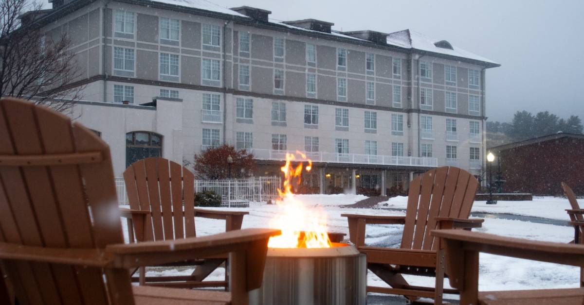 exterior of fort william henry hotel with fire pit