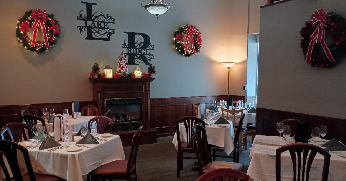 fully set dining room at Lake Ridge restaurant 